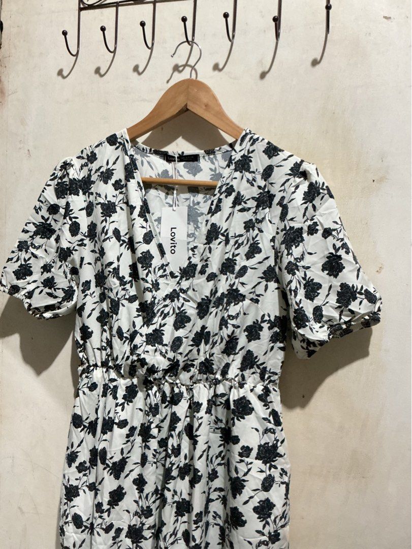 LOVITO FLORAL OVERLAPPING MAXI DRESS (Category: Dresses) located in Dagupan City. Submitted by trendies_collection (Listing ID 1463522932, Image 3). Description: Brand new with pouch and hang tag Large on tag, Keri sa semi xl With pockets both sides No issue.