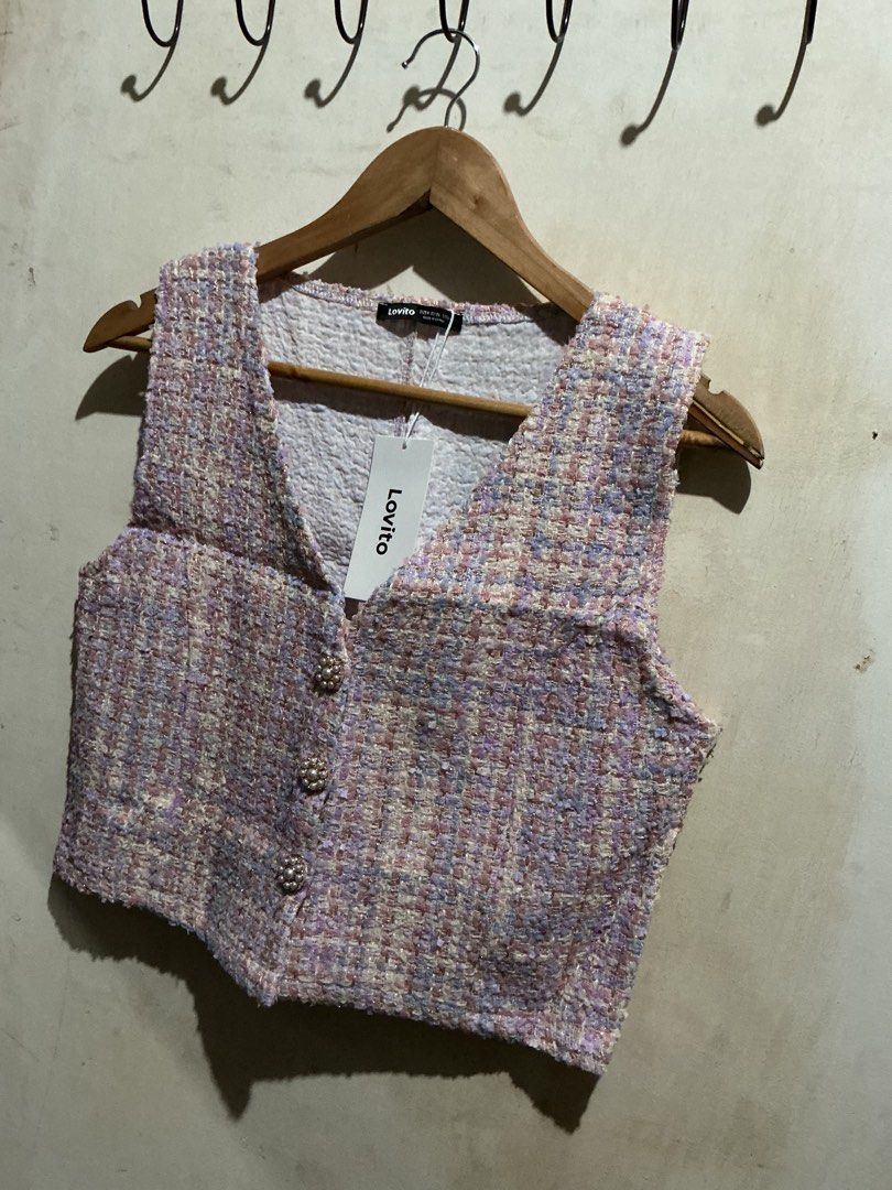 LOVITO TWEED CROPTOP (Category: Others Tops) located in Dagupan City. Submitted by trendies_collection (Listing ID 1463418083, Image 2). Description: Brand new with pouch and hang tag Medium on tag No issue.