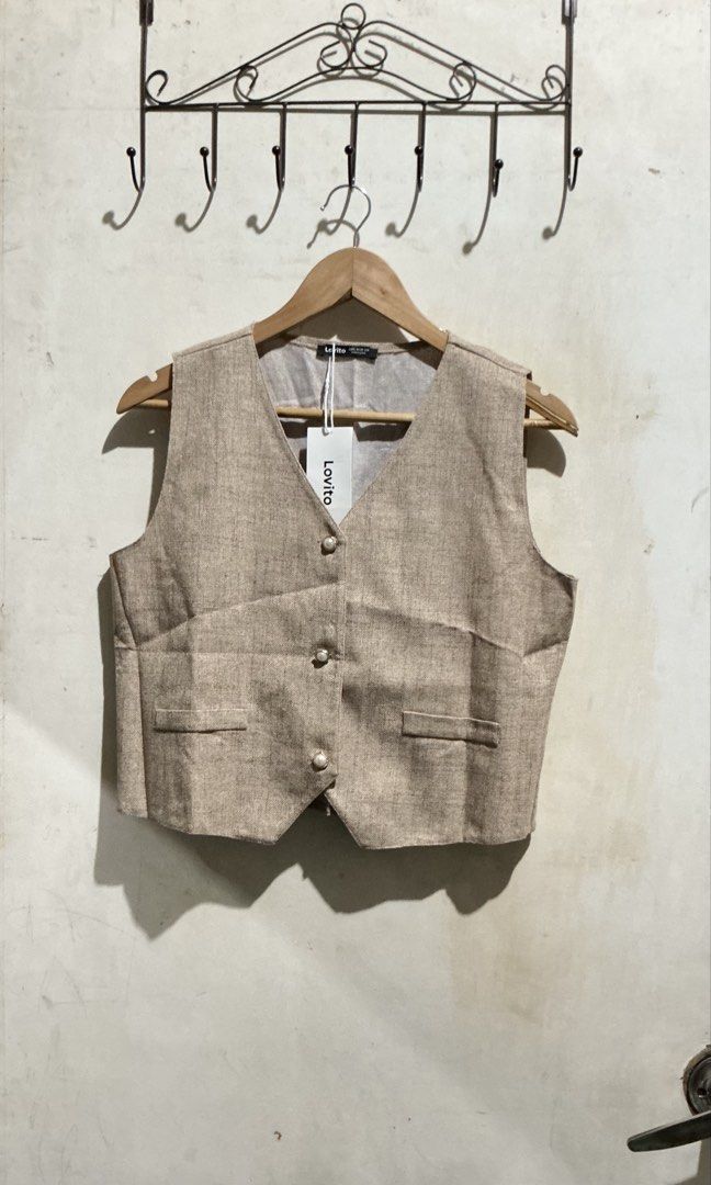 LOVITO VEST TOP (Category: Sleeveless) located in Dagupan City. Submitted by trendies_collection (Listing ID 1463521580, Image 1). Description: Brand new with pouch and hang tag Large on tag, Keri sa medium Parang tweed tela No issue.