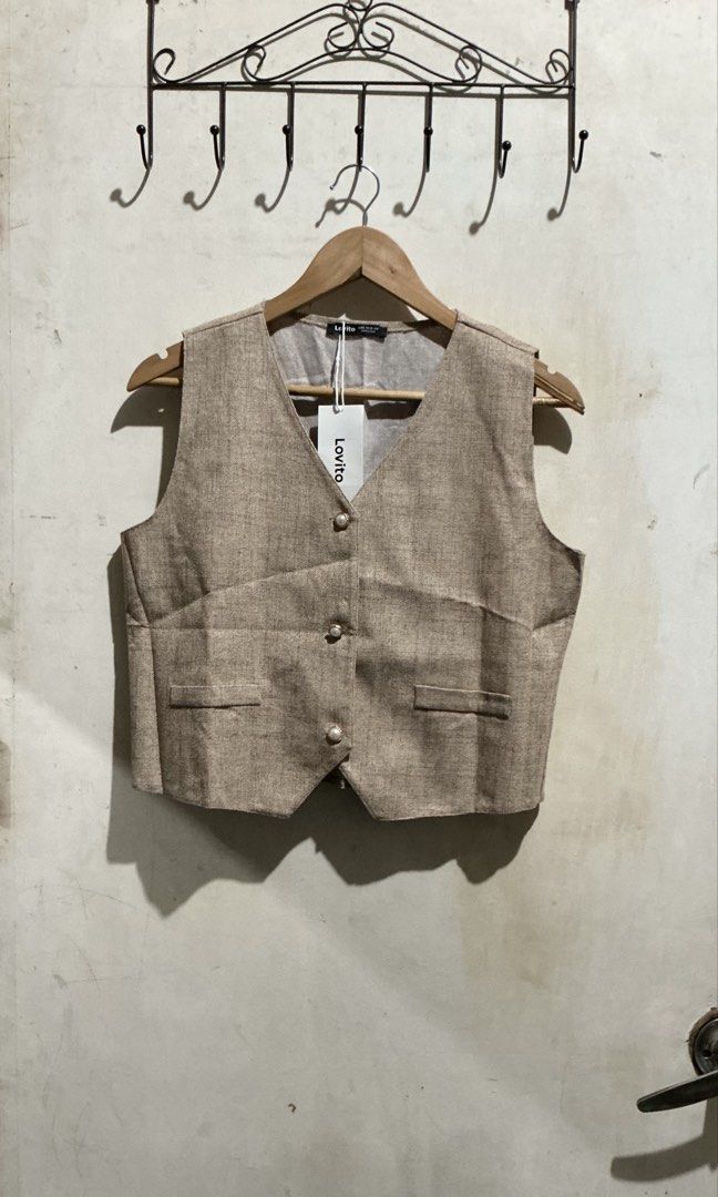 LOVITO VEST TOP (Category: Sleeveless) located in Dagupan City. Submitted by trendies_collection (Listing ID 1463521580, Image 2). Description: Brand new with pouch and hang tag Large on tag, Keri sa medium Parang tweed tela No issue.