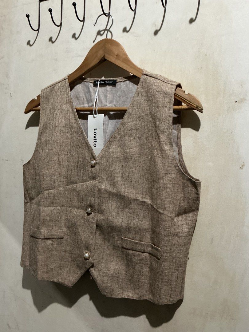LOVITO VEST TOP (Category: Sleeveless) located in Dagupan City. Submitted by trendies_collection (Listing ID 1463521580, Image 3). Description: Brand new with pouch and hang tag Large on tag, Keri sa medium Parang tweed tela No issue.