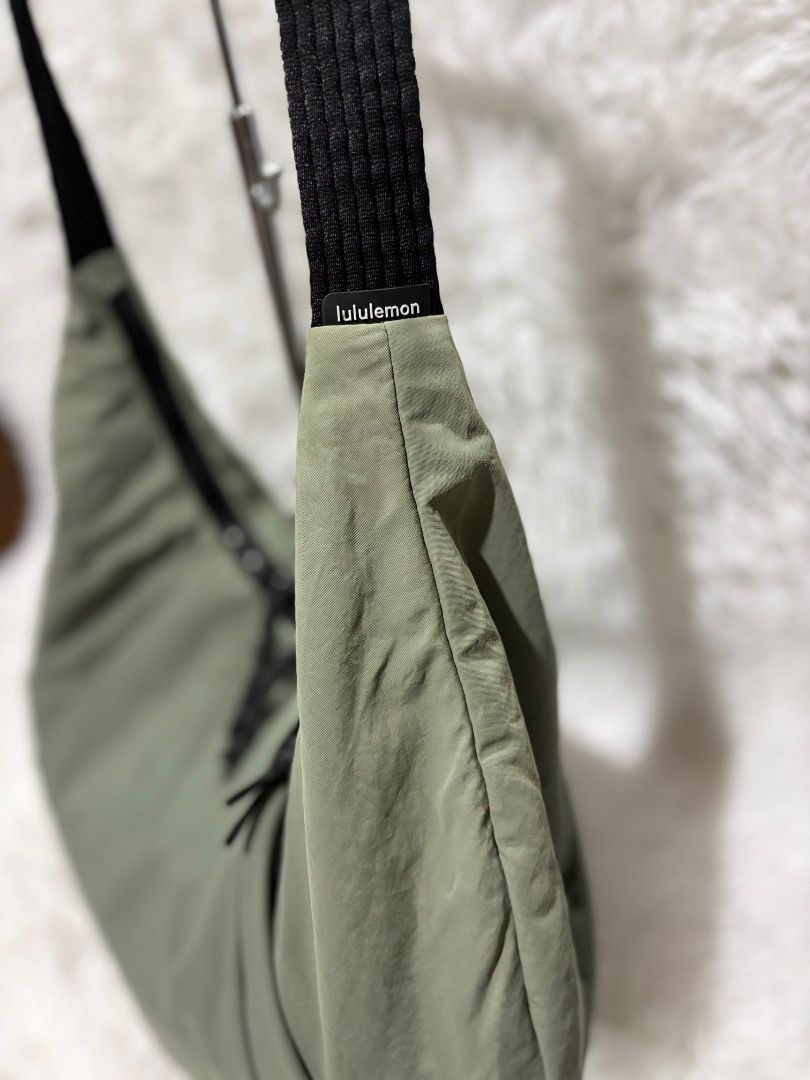 Lululemon pleated crescent shoulder bag (Category: Shoulder Bags) located in Baguio. Submitted by rheaanne07_2ndaccount (Listing ID 1463329308, Image 3). Description: May fade lng sa harap Orig 10L With lululemon ecobag.
