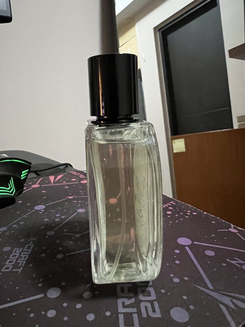 Lune de Verre LPAPIER Extrait de Parfum 60ml (Category: Fragrance & Deodorants) located in Angeles City. Submitted by mariaebd (Listing ID 1463522399, Image 3). Description: - Lune de Verre LPAPIER Extrait de Parfum - 60ml bottle - High oil concentration for strong projection and longevity - Unisex scent, suitable for daily wear or any occasion - Comes in original white textured box - Sprayed 5x only to test it - Open to swap for another perfume 