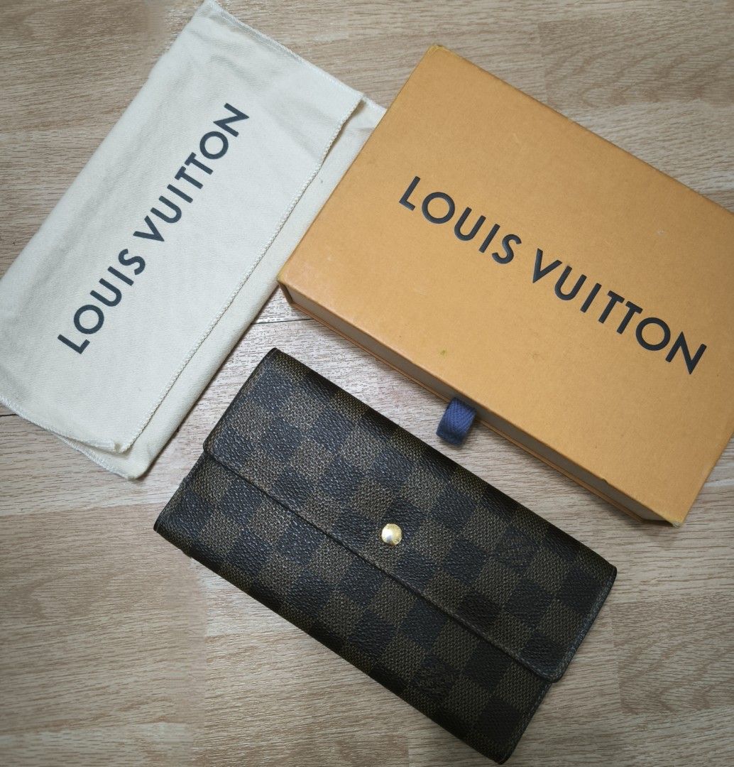LV (Louis Vuitton) Damier Ebene tri-fold wallet (Category: Luxury Bags & Wallets) located in Manila. Submitted by wearforce (Listing ID 1463354764, Image 1). Description: LV (Louis Vuitton) Damier Ebene long trifold wallet (authentic) with multiple card slots and bill compartment snap button closure coded with original box and dust bag no crack, no bakbak fresh in and out 21,000 + SF (open for lalamove or meet up) rfs: Di nagagamit guaranteed aut
