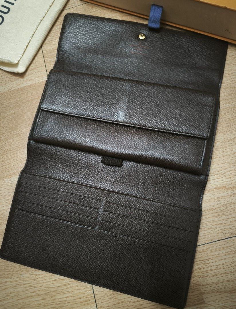 LV (Louis Vuitton) Damier Ebene tri-fold wallet (Category: Luxury Bags & Wallets) located in Manila. Submitted by wearforce (Listing ID 1463354764, Image 2). Description: LV (Louis Vuitton) Damier Ebene long trifold wallet (authentic) with multiple card slots and bill compartment snap button closure coded with original box and dust bag no crack, no bakbak fresh in and out 21,000 + SF (open for lalamove or meet up) rfs: Di nagagamit guaranteed aut