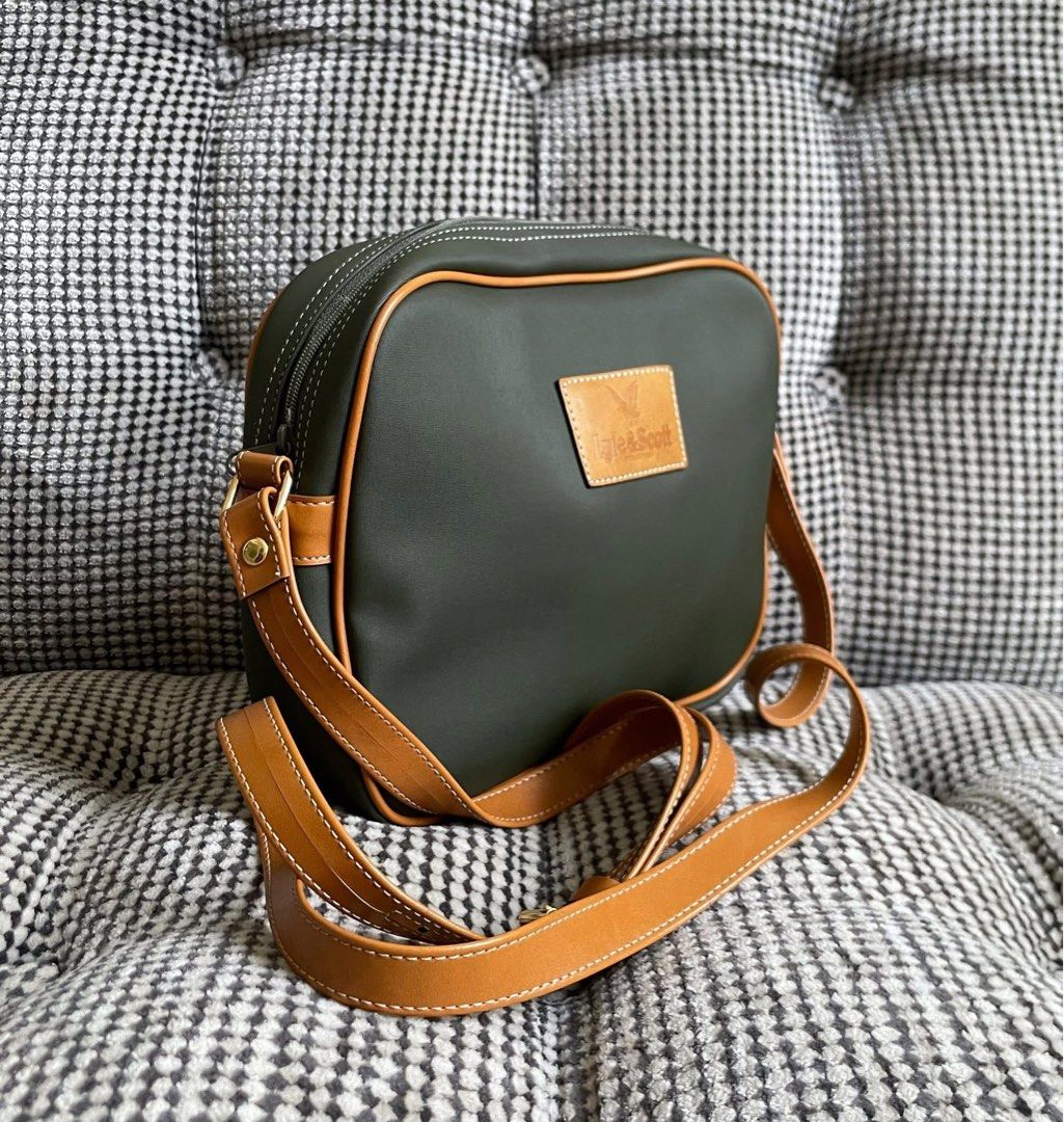 Lyle & Scott Crossbody (Category: Cross-body Bags) located in Bulacan. Submitted by thriftbagcollections (Listing ID 1463402303, Image 3). Description: Lyle & Scott Crossbody,excellent condition!Approx:H-7.5”W-8.5”.