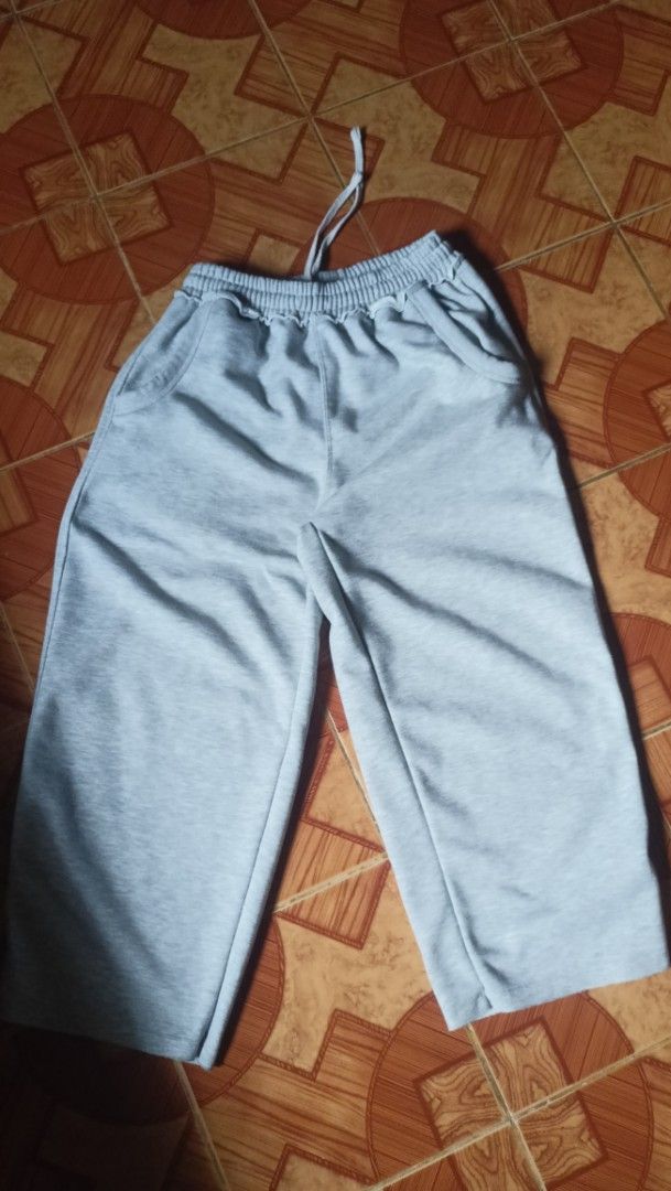 Made In mnl Grey Sweatpants Size L (Category: Joggers) located in Cavite. Submitted by janpolll (Listing ID 1463349593, Image 1). Description: - Brand: Made In Mni - Color: Grey - Size: L - Perfect for: Lounging, workouts, casual wear.