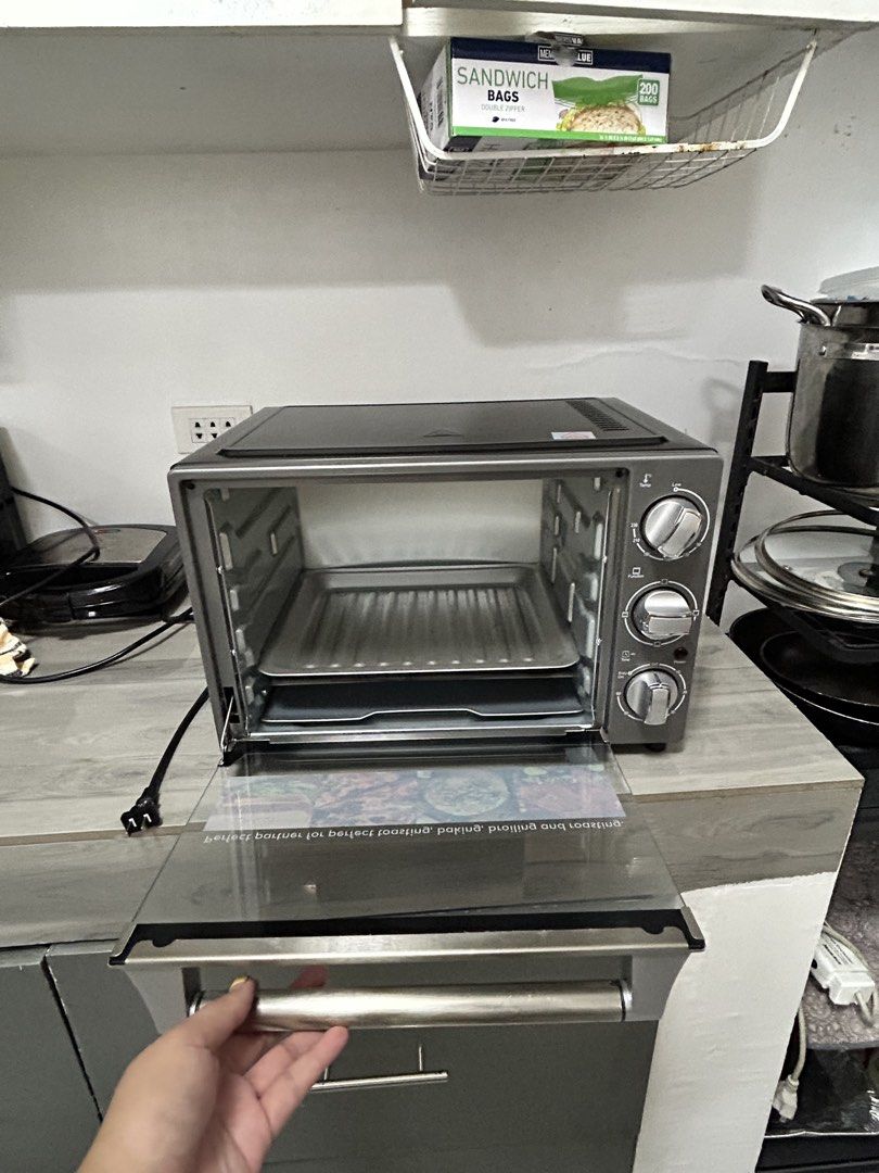 Magic Chef Oven Toaster - Perfect for Toasting, Baking, Broiling, Roasting (Category: Ovens & Toasters) located in Manila. Submitted by cheskalouise07 (Listing ID 1463427777, Image 2). Description: - Magic Chef oven toaster - Versatile: toast, bake, broil, roast - Includes baking tray and wire rack - Easy temperature and function controls - Downward-opening door - Compact, countertop-friendly design.