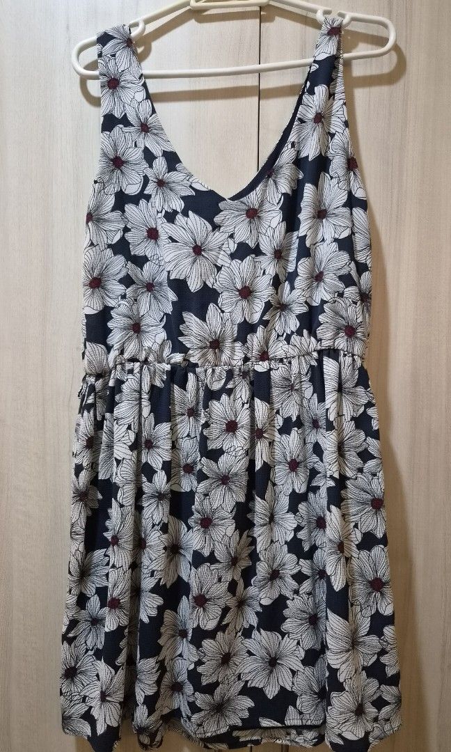 Mango Casual Floral Dress (Category: Dresses) located in Quezon City. Submitted by sunrise.declutter (Listing ID 1463367809, Image 3). Description: Rfs: decluttering.
