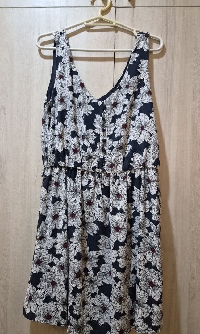 Mango Casual Floral Dress (Category: Dresses) located in Quezon City. Submitted by sunrise.declutter (Listing ID 1463367809, Image 1). Description: Rfs: decluttering.