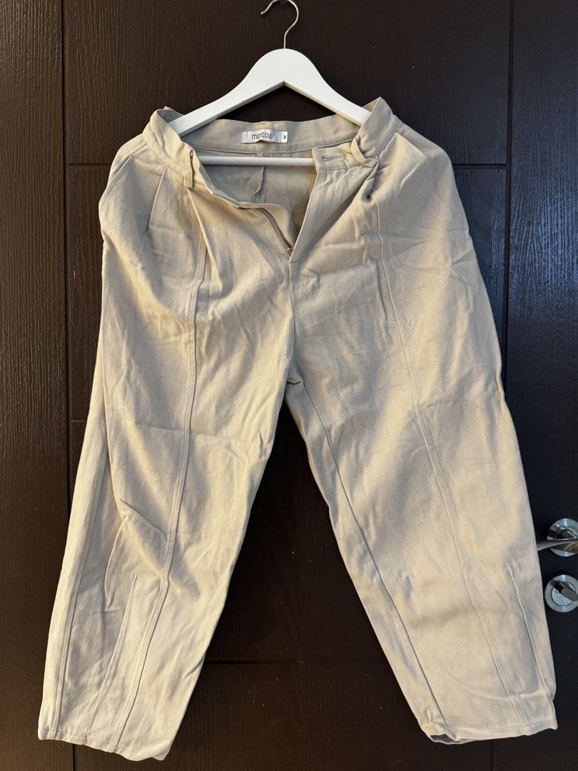 Mantou Beige Wide Leg Pants Size M (Category: Jeans) located in Paranaque City. Submitted by keyrends (Listing ID 1463418786, Image 2). Description: - Brand: Mantou - Color: Beige - Size: M - Style: Wide leg, relaxed fit - Closure: Button and zip front - Versatile: Great for casual or dressing up.