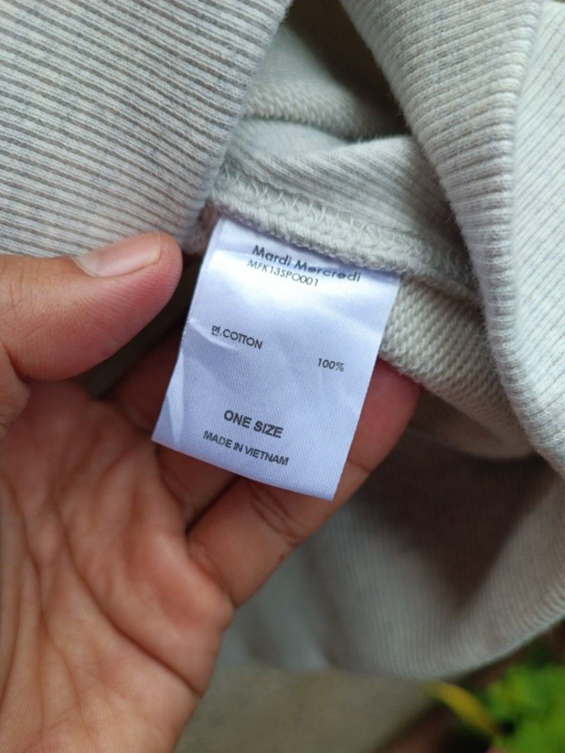 Mardi Mercredi Flower Sweatshirt (Category: Activewear) located in Davao. Submitted by st333tcartel (Listing ID 1463381987, Image 3). Description: One size Length 25.5 Width 24.5.