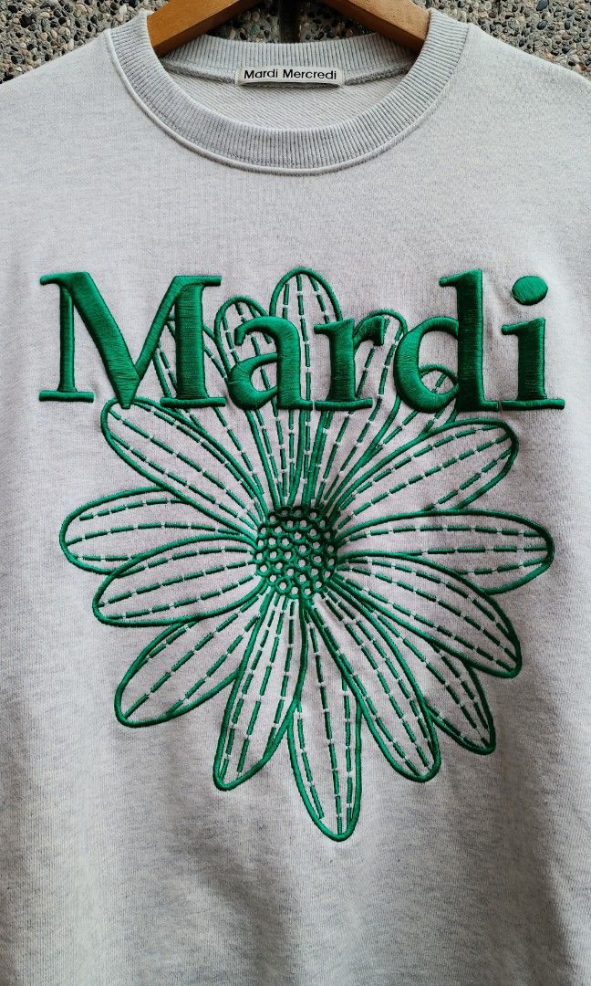 Mardi Mercredi Flower Sweatshirt (Category: Activewear) located in Davao. Submitted by st333tcartel (Listing ID 1463381987, Image 2). Description: One size Length 25.5 Width 24.5.