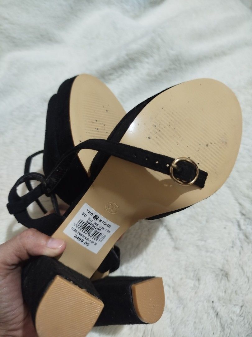 Matthews black sandals ✨💛 (Category: Sandals) located in Naga. Submitted by jea1991 (Listing ID 1463551467, Image 3). Description: Matthews Black sandals 👠 Brand: Matthews ✨ Once lang nagamit 🫠 Issue: seen on pic bakbak na ung mga black sa inner but still serves it purpose and hndi nkkita if suot na. 🫰🏻 Super goods pa 🥹 Size: 38 🌷 Original price: 2,499 Selling it super low: 999 🫠.