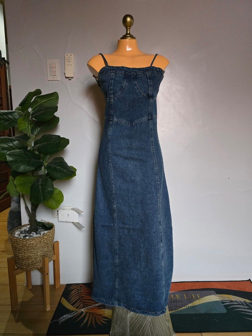 Maxi bustier strappy denim dress (Category: Dresses) located in San Marcelino. Submitted by thriftolshoppiness (Listing ID 1463459408, Image 1). Description: XS-S.