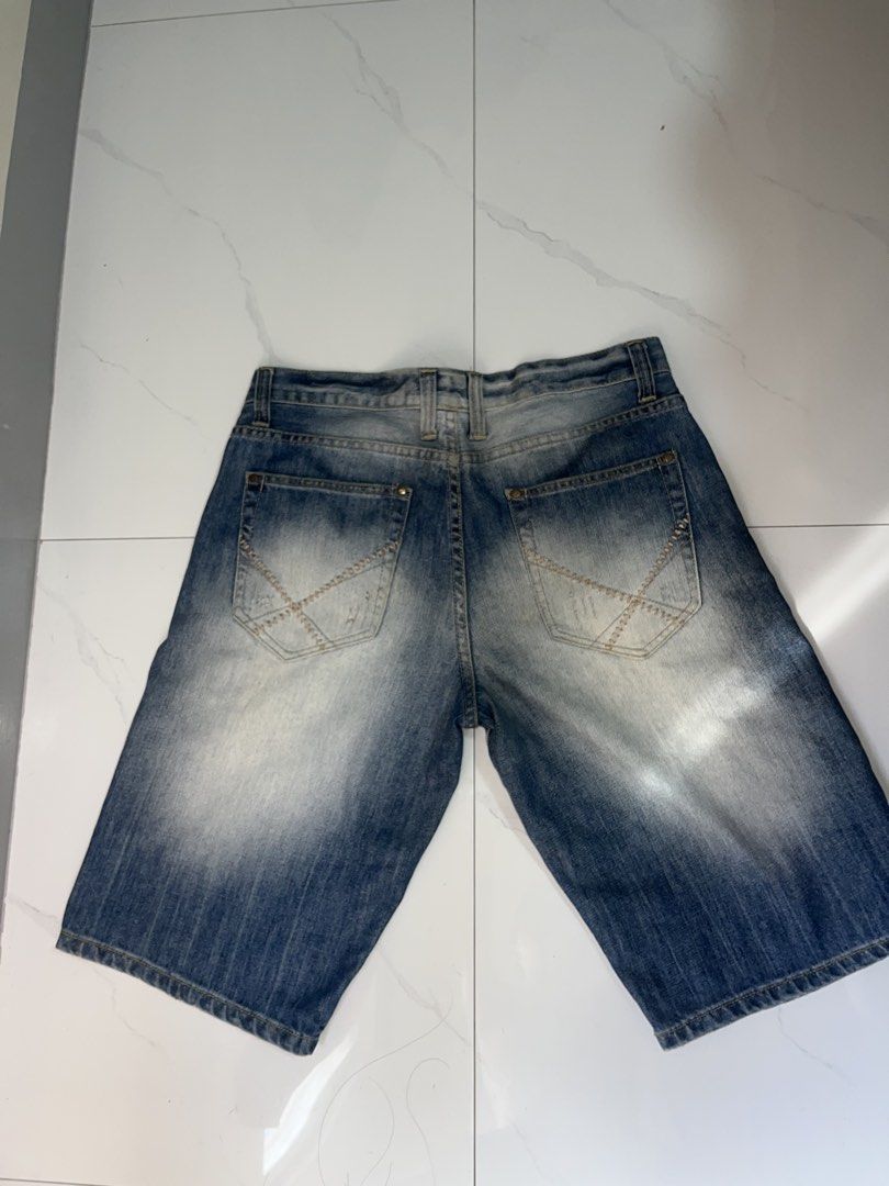 Maxx Baggy Washed Jorts (Category: Shorts) located in Pasay City. Submitted by aj.db (Listing ID 1463387122, Image 2). Description: Maxx Baggy Jorts Waistline 34 L 24.4 Hem 10.5 Unnoticable scratch at back pocket.