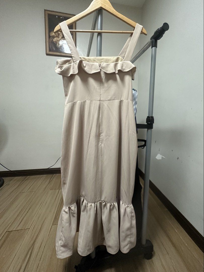 MDS The Label Ruffle Strap Midi Dress (Category: Dresses) located in Quezon City. Submitted by secondcharm96 (Listing ID 1463409846, Image 2). Description: Bought directly from MDS Collections in Singapore. The tag was removed, but it was never worn and has been carefully kept in storage. ✨ Features & Details: * Brand: MDS Collections (Singapore) * Size: Medium (M) * Color: Nude / Light Beige * Style: Square neckline with subtle ruffle trim, wide