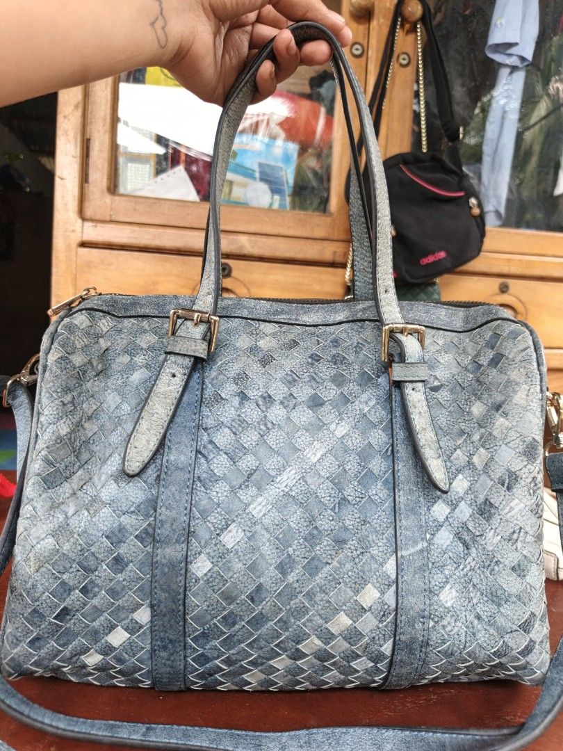 Medium hand/sling bag (Category: Cross-body Bags) located in Manila. Submitted by ukay-ukaybylyn (Listing ID 1463347882, Image 1). Description: good condition💯 medium size marami ka mailalagay.