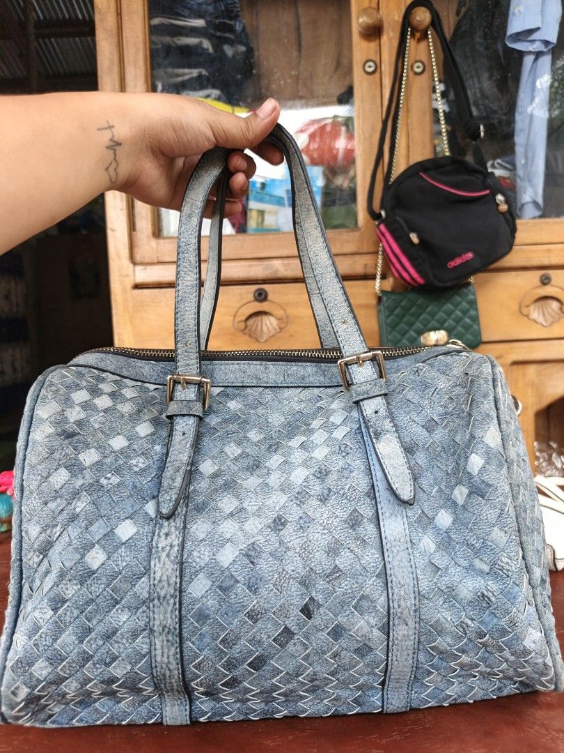 Medium hand/sling bag (Category: Cross-body Bags) located in Manila. Submitted by ukay-ukaybylyn (Listing ID 1463347882, Image 2). Description: good condition💯 medium size marami ka mailalagay.