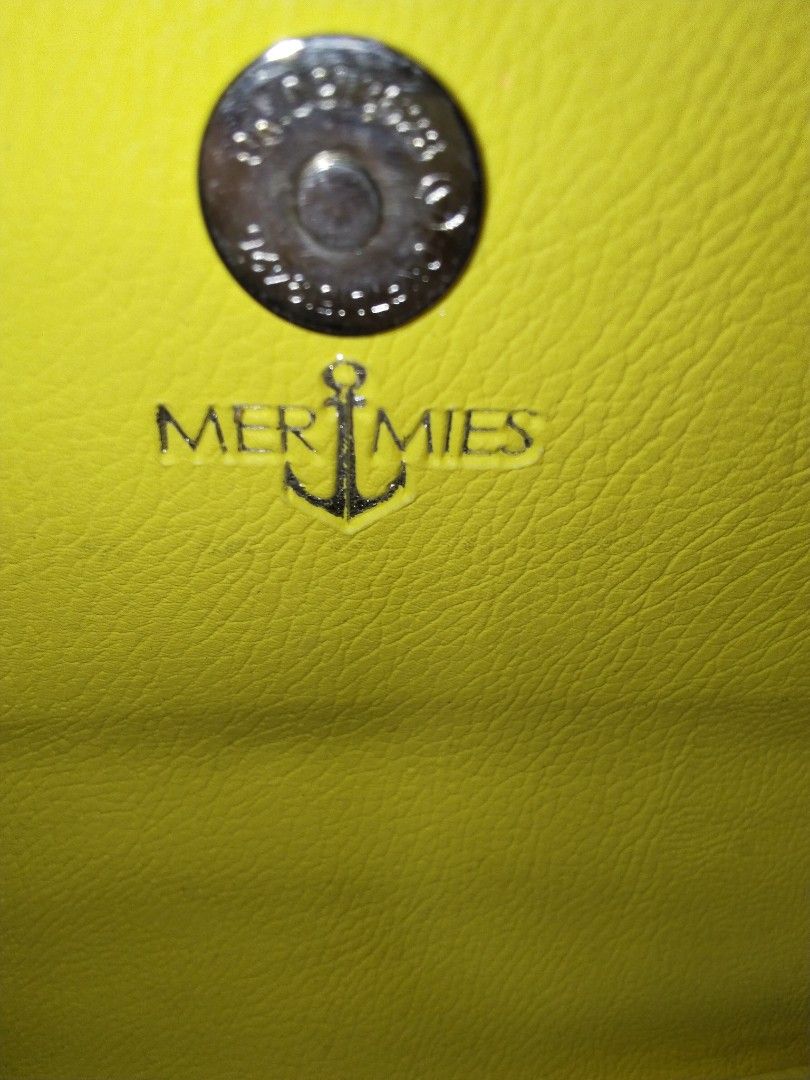 Merimes Bag (Category: Cross-body Bags) located in Cavite. Submitted by bagssection04 (Listing ID 1463341106, Image 2). Description: merimes tri color with stripe design.