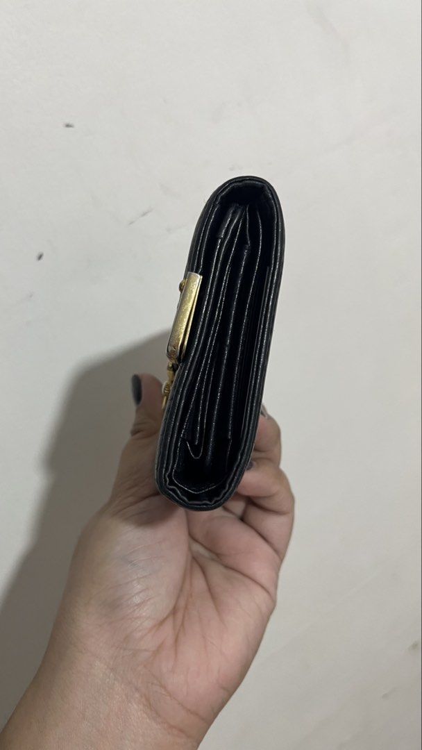 METRO CITY SHORT WALLET (Category: Wallets & Card holders) located in Muntinlupa City. Submitted by pinkflower.226 (Listing ID 1463344803, Image 3). Description: Fadings sa hardware lang G-Payment/Bank Transfer Only.