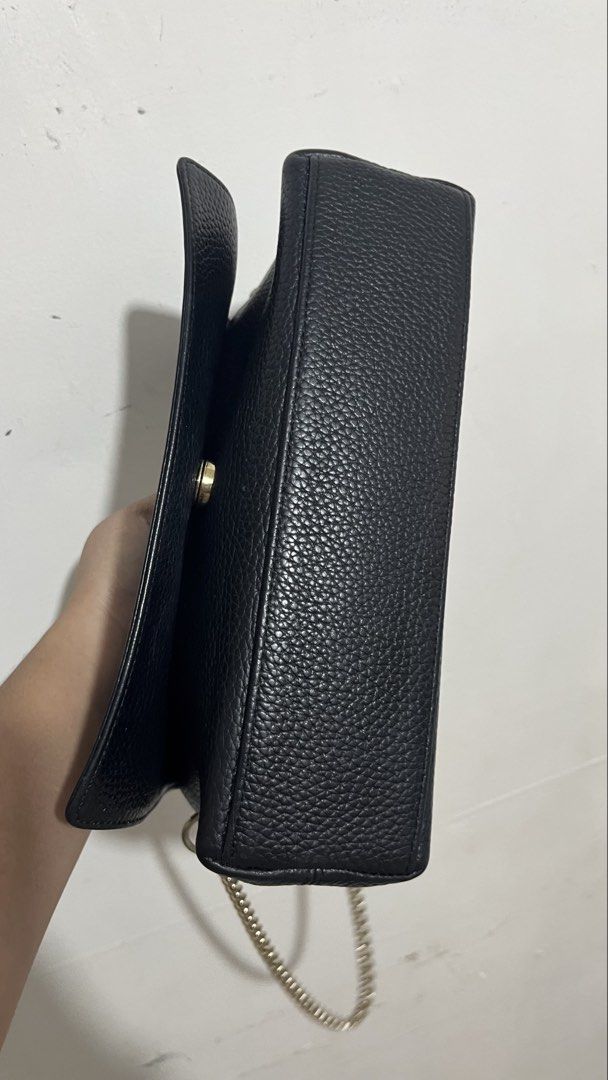 Metro City Shoulder Bag (Category: Shoulder Bags) located in Muntinlupa City. Submitted by pinkflower.226 (Listing ID 1463350654, Image 3). Description: Minimal Fadings in hardware No crackings G-Pay/Bank Only.