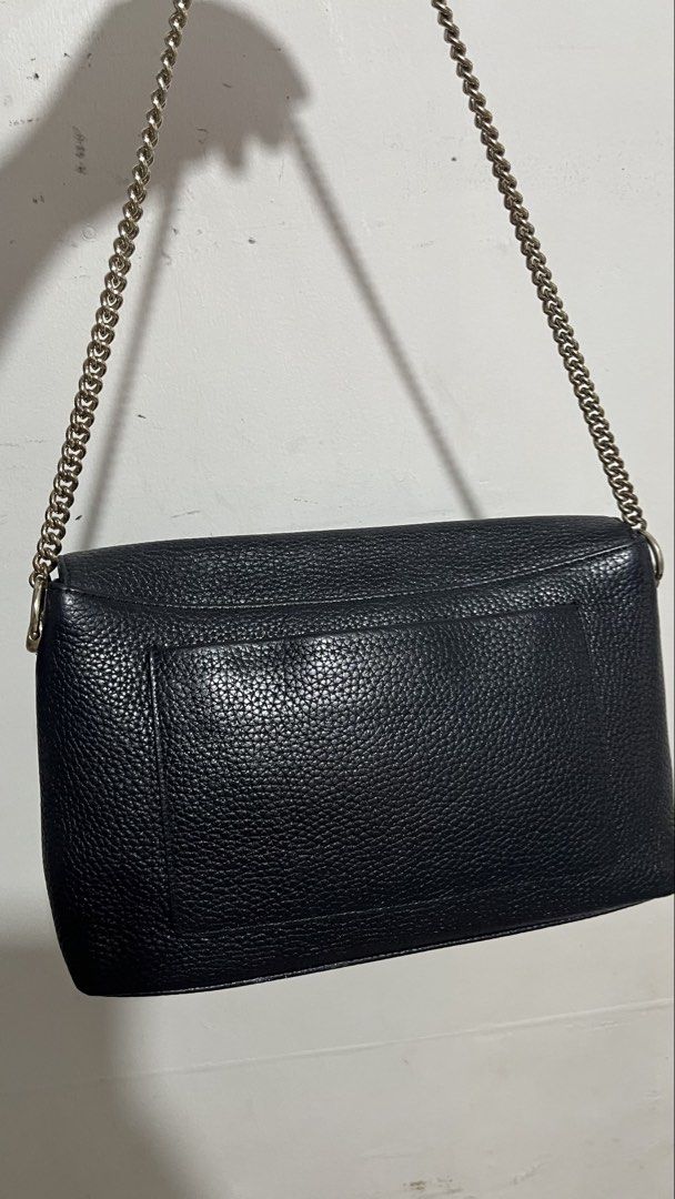 Metro City Shoulder Bag (Category: Shoulder Bags) located in Muntinlupa City. Submitted by pinkflower.226 (Listing ID 1463350654, Image 2). Description: Minimal Fadings in hardware No crackings G-Pay/Bank Only.