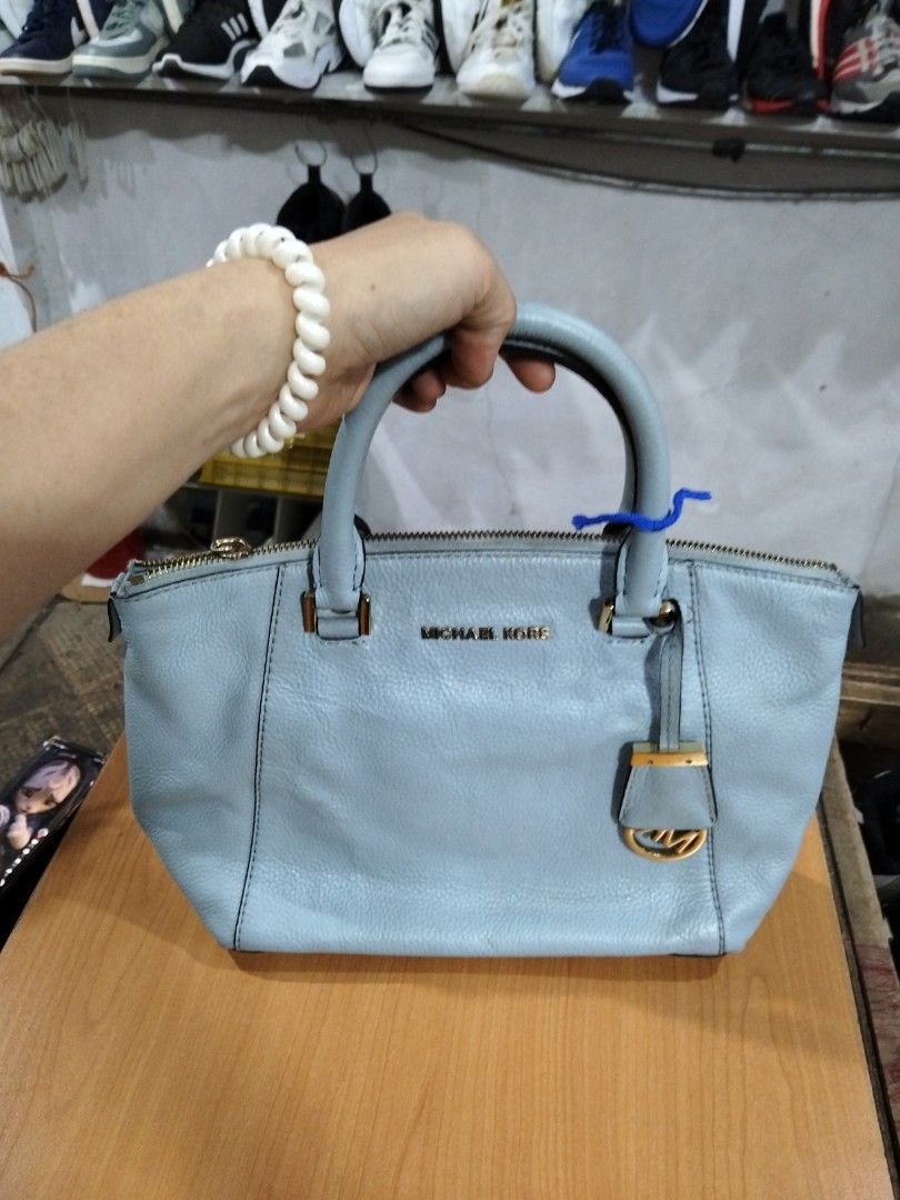 Michael kors (Category: Clutches) located in El Salvador. Submitted by francheskaukayukay (Listing ID 1463421762, Image 2). Description: .
