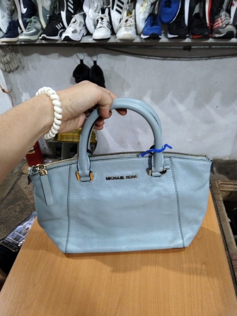 Michael kors (Category: Clutches) located in El Salvador. Submitted by francheskaukayukay (Listing ID 1463421762, Image 1). Description: .