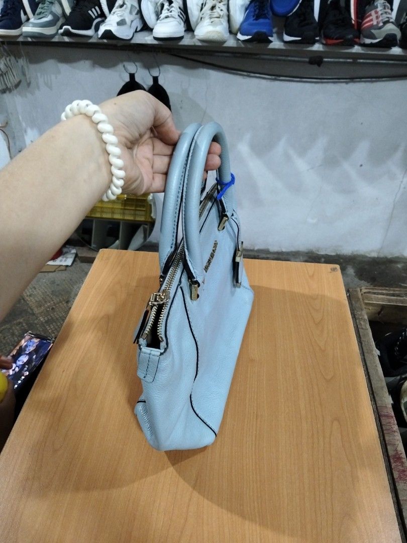 Michael kors (Category: Clutches) located in El Salvador. Submitted by francheskaukayukay (Listing ID 1463421762, Image 3). Description: .