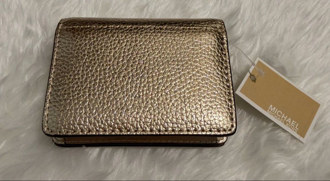Michael Kors Card Wallet (Category: Wallets & Card holders) located in Manila. Submitted by shobeybe08 (Listing ID 1463370624, Image 3). Description: Selling this MICHAEL KORS CARSON WALLET (gold) Brandnew 💯 authentic Guaranteed original or money back guarantee if proven fake Bought in US 🇺🇸 Lalamove ready/ LBC/ GRAB ONHAND and READY TO SHIP Loc: MANILA DM for inquiries 🩷.