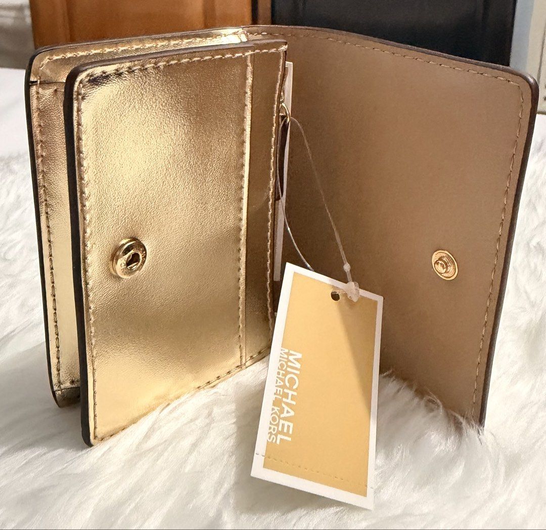 Michael Kors Card Wallet (Category: Wallets & Card holders) located in Manila. Submitted by shobeybe08 (Listing ID 1463370624, Image 2). Description: Selling this MICHAEL KORS CARSON WALLET (gold) Brandnew 💯 authentic Guaranteed original or money back guarantee if proven fake Bought in US 🇺🇸 Lalamove ready/ LBC/ GRAB ONHAND and READY TO SHIP Loc: MANILA DM for inquiries 🩷.