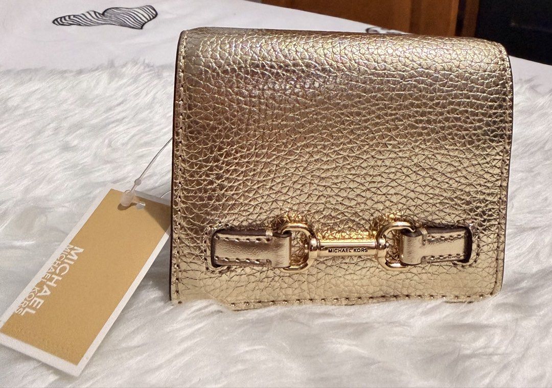 Michael Kors Card Wallet (Category: Wallets & Card holders) located in Manila. Submitted by shobeybe08 (Listing ID 1463370624, Image 1). Description: Selling this MICHAEL KORS CARSON WALLET (gold) Brandnew 💯 authentic Guaranteed original or money back guarantee if proven fake Bought in US 🇺🇸 Lalamove ready/ LBC/ GRAB ONHAND and READY TO SHIP Loc: MANILA DM for inquiries 🩷.