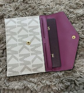 (Category: ) located in . Submitted by declutteringcloset18 (Listing ID 1463472720, Image 1). Description: .