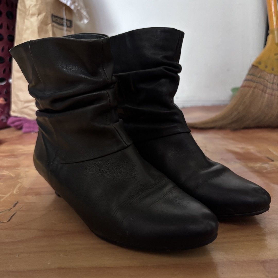 millie quarter calf boots (Category: Boots) located in Caloocan City. Submitted by paucomputer (Listing ID 1463356396, Image 1). Description: sz 6, negotiable no cracks or any major issue, js a few scuffs on the tips.