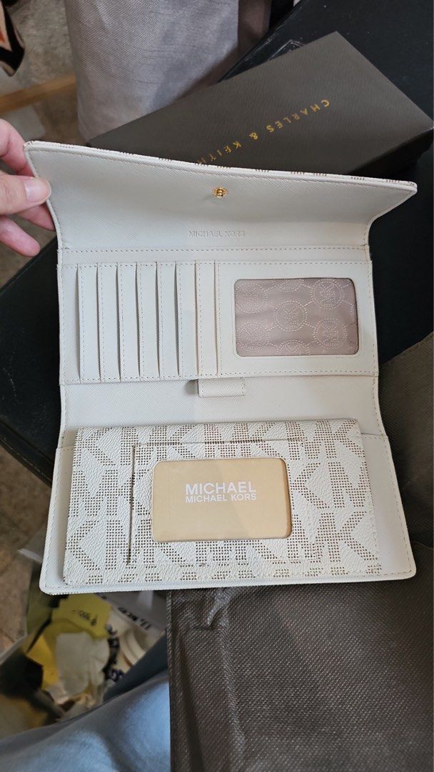 MK michael kors original (Category: Wallets & Card holders) located in Manila. Submitted by sapworks.ph (Listing ID 1463499883, Image 2). Description: .