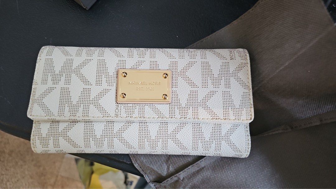 MK michael kors original (Category: Wallets & Card holders) located in Manila. Submitted by sapworks.ph (Listing ID 1463499883, Image 1). Description: .