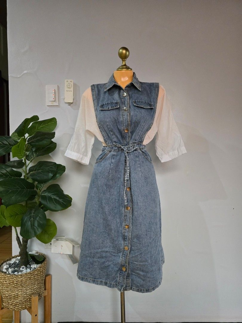 M-L button down midi office Denim dress (Category: Dresses) located in San Marcelino. Submitted by thriftolshoppiness (Listing ID 1463440930, Image 1). Description: M-L.