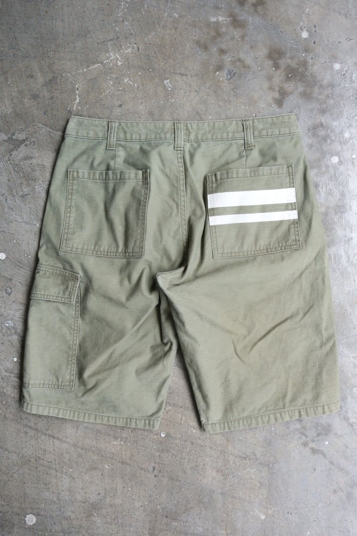Momotaro - 02-054 Cargo Shorts (Category: Shorts) located in Manila. Submitted by graymatter_ (Listing ID 1463441909, Image 1). Description: Momotaro - 02-054 Cargo Shorts Tagged Size: 30 Condition: 9/10 Material: 100% Cotton Zipper: YKK Made in: Japan Dimensions Waist: 32 Inseam: 11.5 Crotch: 12 Thigh: 12.5 Leg Opening: 10 .