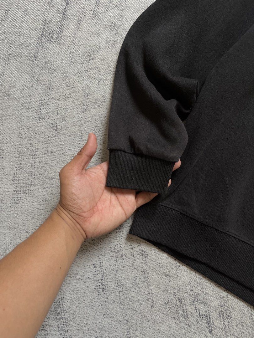 moncler sweater (Category: Coats, Jackets and Outerwear) located in Manila. Submitted by lesterrrrrr (Listing ID 1463456493, Image 2). Description: .