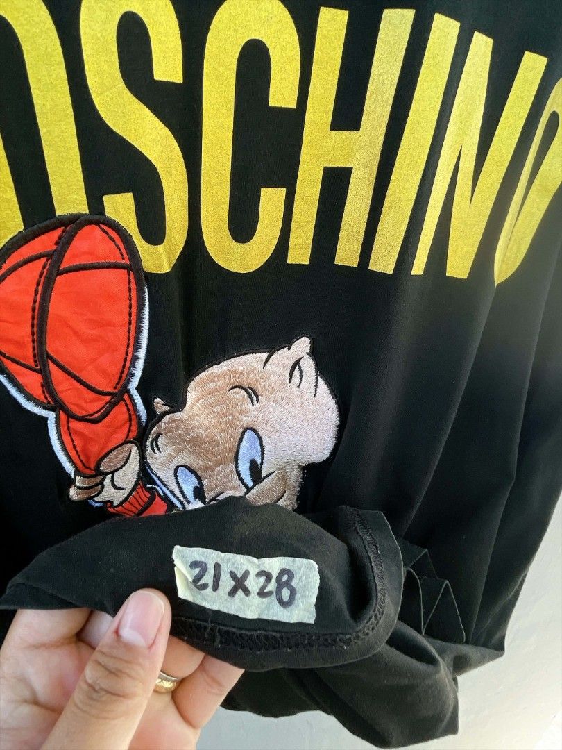 Moschino (Category: Activewear) located in San Nicolas. Submitted by lictawajre19642 (Listing ID 1463396385, Image 3). Description: Size: Large Width :21 Length :28 CR:9.8/10 Issue :NONE.