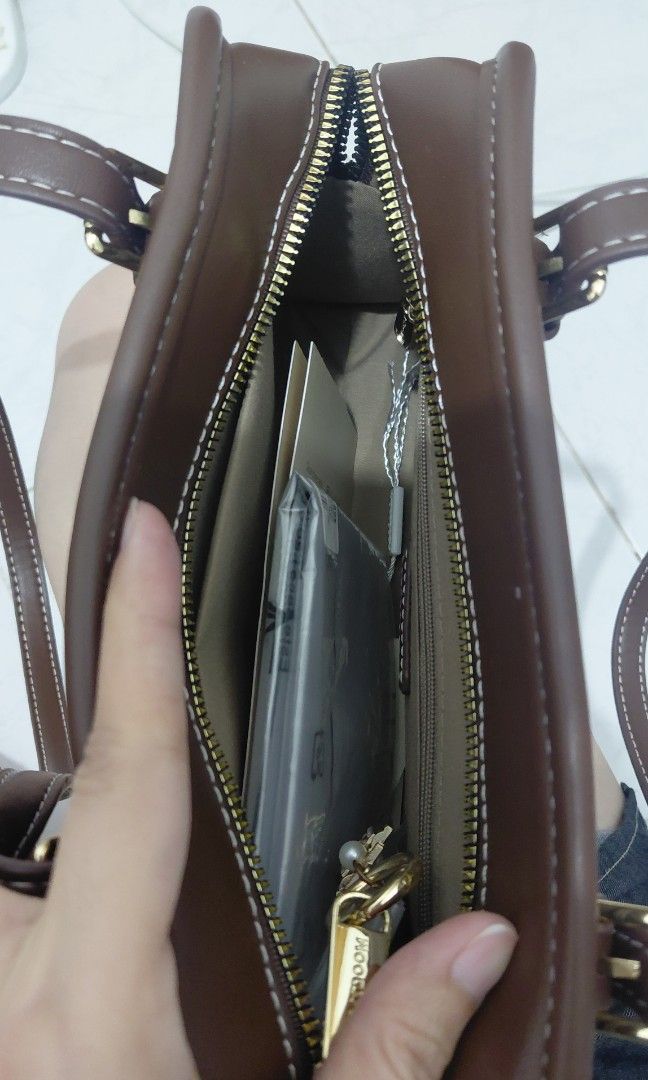 Mosdom (Category: Shoulder Bags) located in Pasig City. Submitted by janalopez904 (Listing ID 1463378723, Image 3). Description: Used once for the event all clean with Chain.