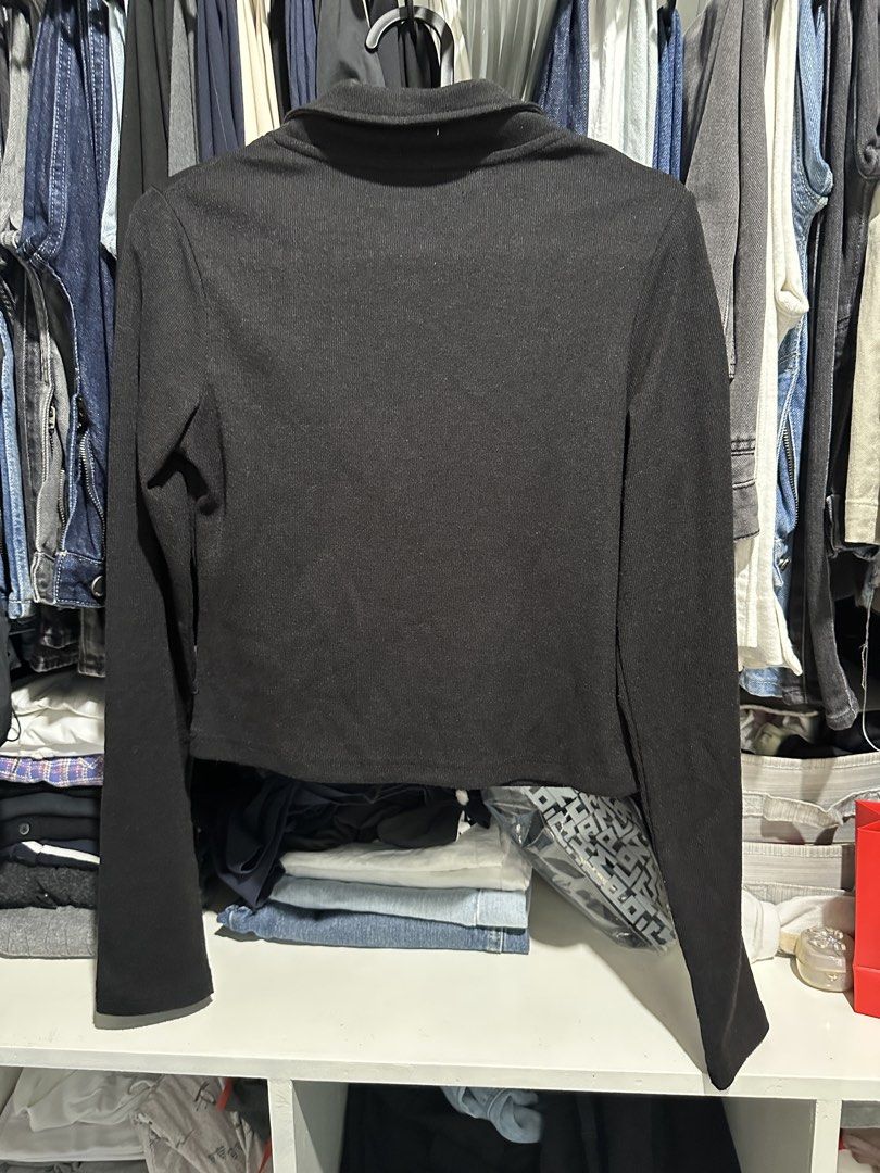 Mossimo Black Long Sleeve Collared Crop Top Size M (Category: Longsleeves) located in Bulacan. Submitted by chizmiss (Listing ID 1463399480, Image 2). Description: never worn rfs: decluttering .