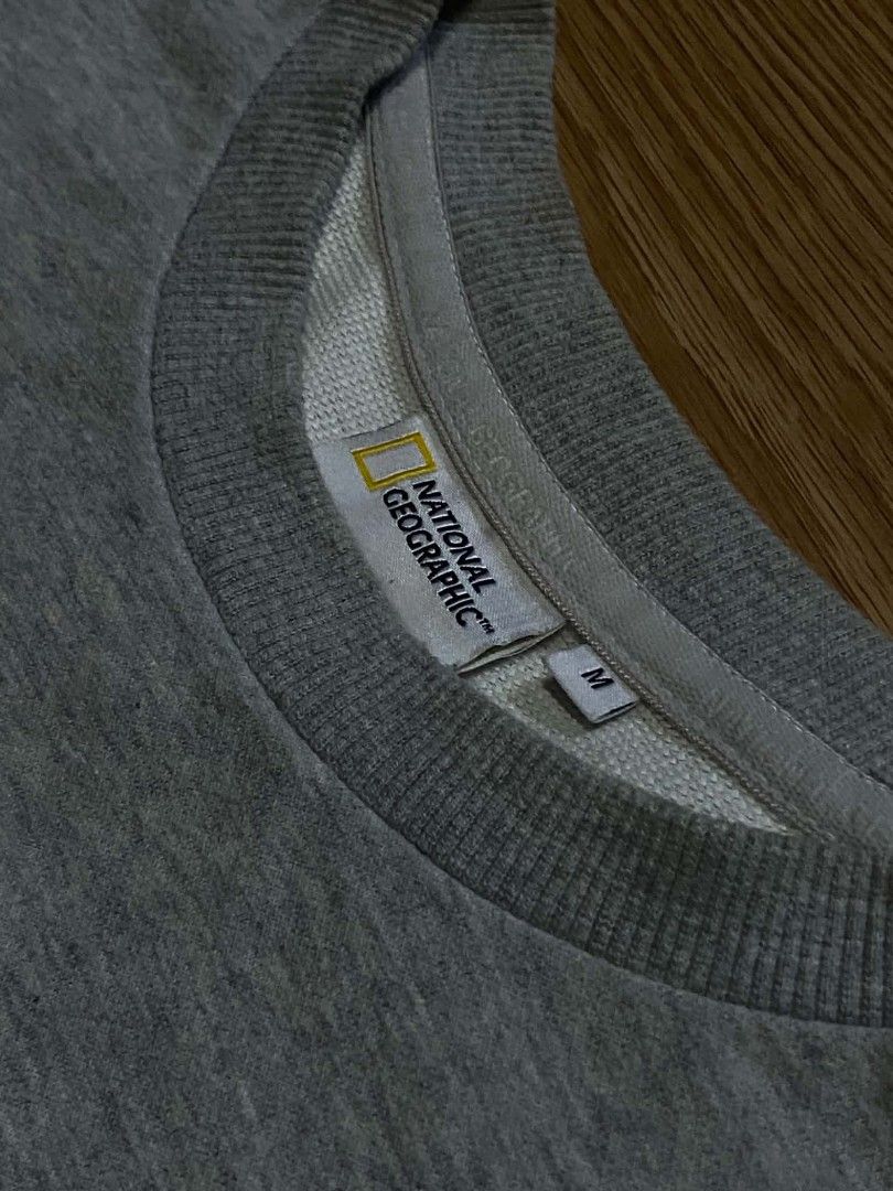 National Geographic Sweatshirt (Category: Coats, Jackets and Outerwear) located in Manila. Submitted by re1n.findz (Listing ID 1463452356, Image 2). Description: .
