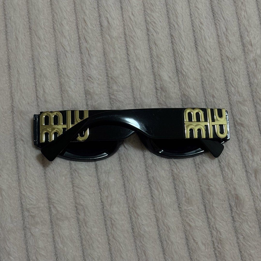 nga classic miu miu shades (Category: Sunglasses & Eyewear) located in Makati City. Submitted by retrofinds.ph (Listing ID 1463474940, Image 3). Description: nga!!! | no lalagyan :) parañaque azure / sm bicutan loc.