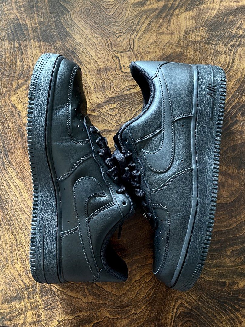NIKE AIR FORCE 1 LOW TRIPLE BLACK (Category: Sneakers) located in San Fernando. Submitted by larchivefeminine (Listing ID 1463488863, Image 2). Description: NIKE AIR FORCE 1 LOW TRIPLE BLACK Great condition Used once T BLACK Size: US 8.