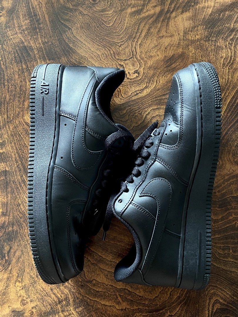 NIKE AIR FORCE 1 LOW TRIPLE BLACK (Category: Sneakers) located in San Fernando. Submitted by larchivefeminine (Listing ID 1463488863, Image 3). Description: NIKE AIR FORCE 1 LOW TRIPLE BLACK Great condition Used once T BLACK Size: US 8.