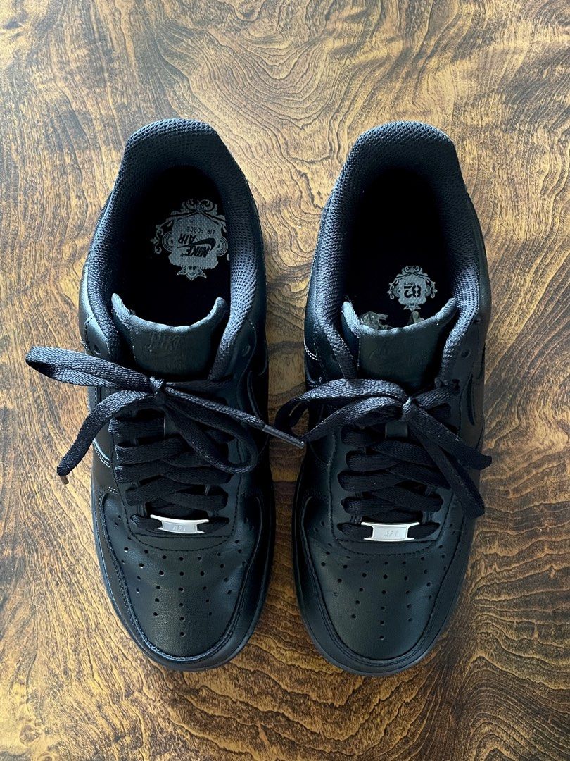 NIKE AIR FORCE 1 LOW TRIPLE BLACK (Category: Sneakers) located in San Fernando. Submitted by larchivefeminine (Listing ID 1463488863, Image 1). Description: NIKE AIR FORCE 1 LOW TRIPLE BLACK Great condition Used once T BLACK Size: US 8.