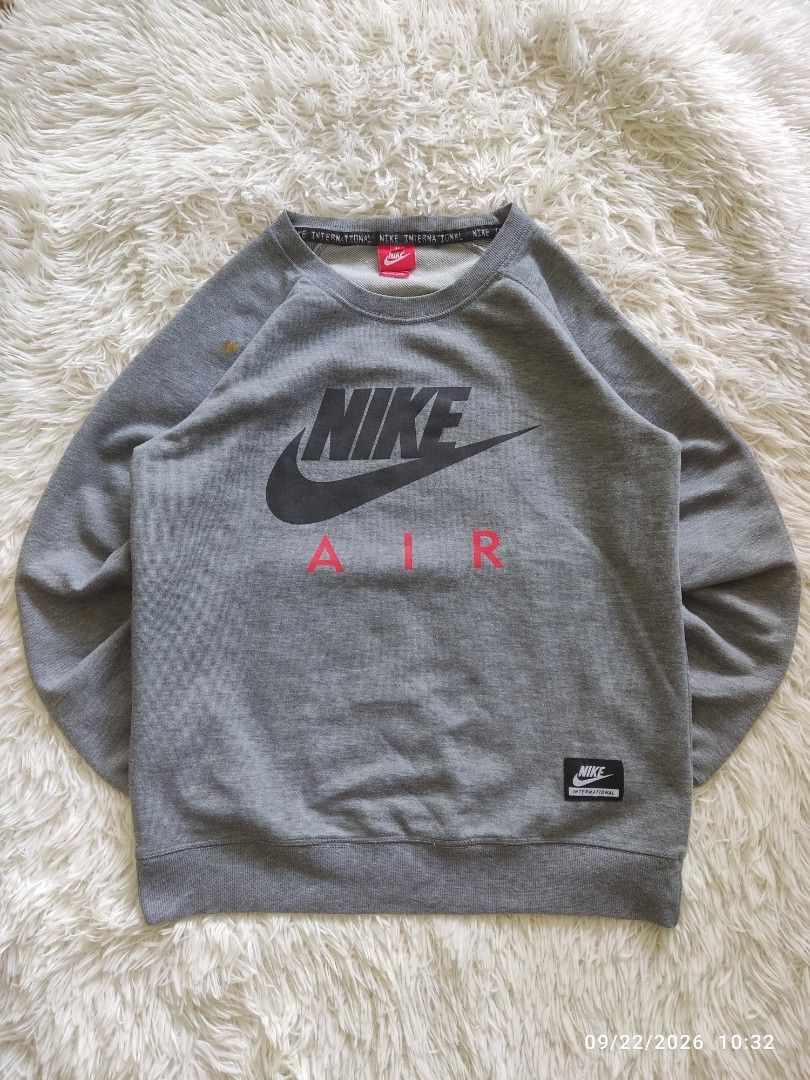Nike Air Sweatshirt (Category: Coats, Jackets and Outerwear) located in Bulacan. Submitted by thr1ft_things (Listing ID 1463344509, Image 1). Description: Nike Air Gray Sweatshirt Size: Medium on Tag Dimes: W 19.5 × L 25 Armpit Sleeve Length 18.5 Shoulder Sleeve Length 26.5 Color Rate: 9/10 Issue: Stain.