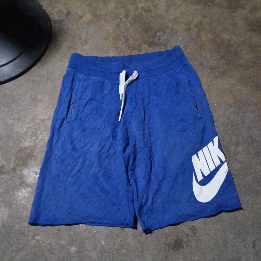 Nike alumnia (Category: Shorts) located in Manila. Submitted by tcbukay_zxc25 (Listing ID 1463449894, Image 1). Description: Nike alumnia blue waistline 28-42 length 20 leg opening 10.5 issue dumi lang colorate 9.8/10 blue na blue pa.